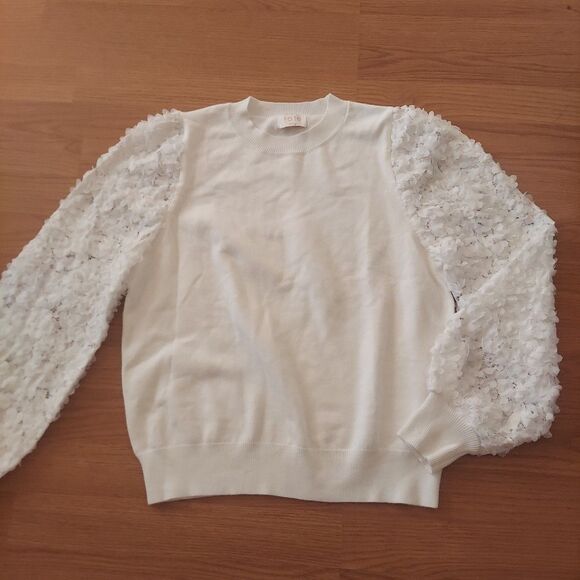 Fate White Sweatshirt With 3D Floral Applique Lace Sleeves Sz Small - Picture 1 of 9